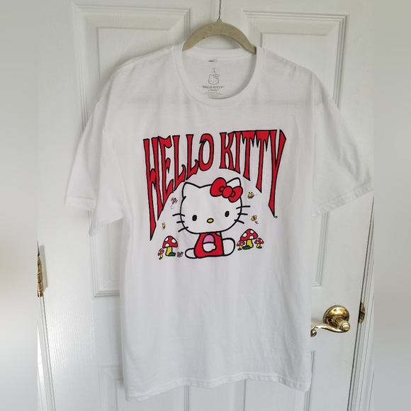 NWOT Hello Kitty Graphic Short Sleeve Tshirt White Size Large - Picture 1 of 7